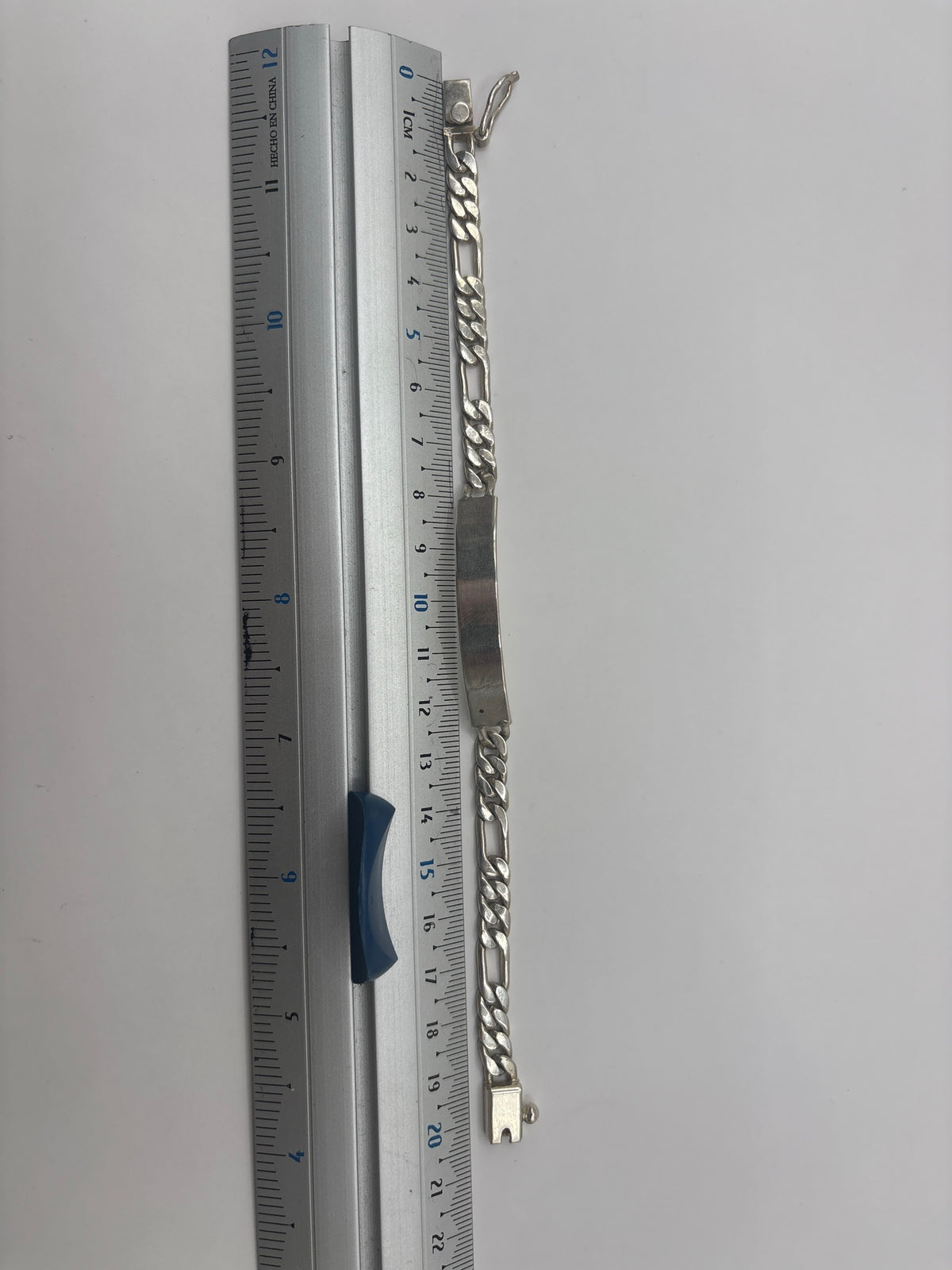 Cierre y detalle de eslabones finales de la pulsera de plata