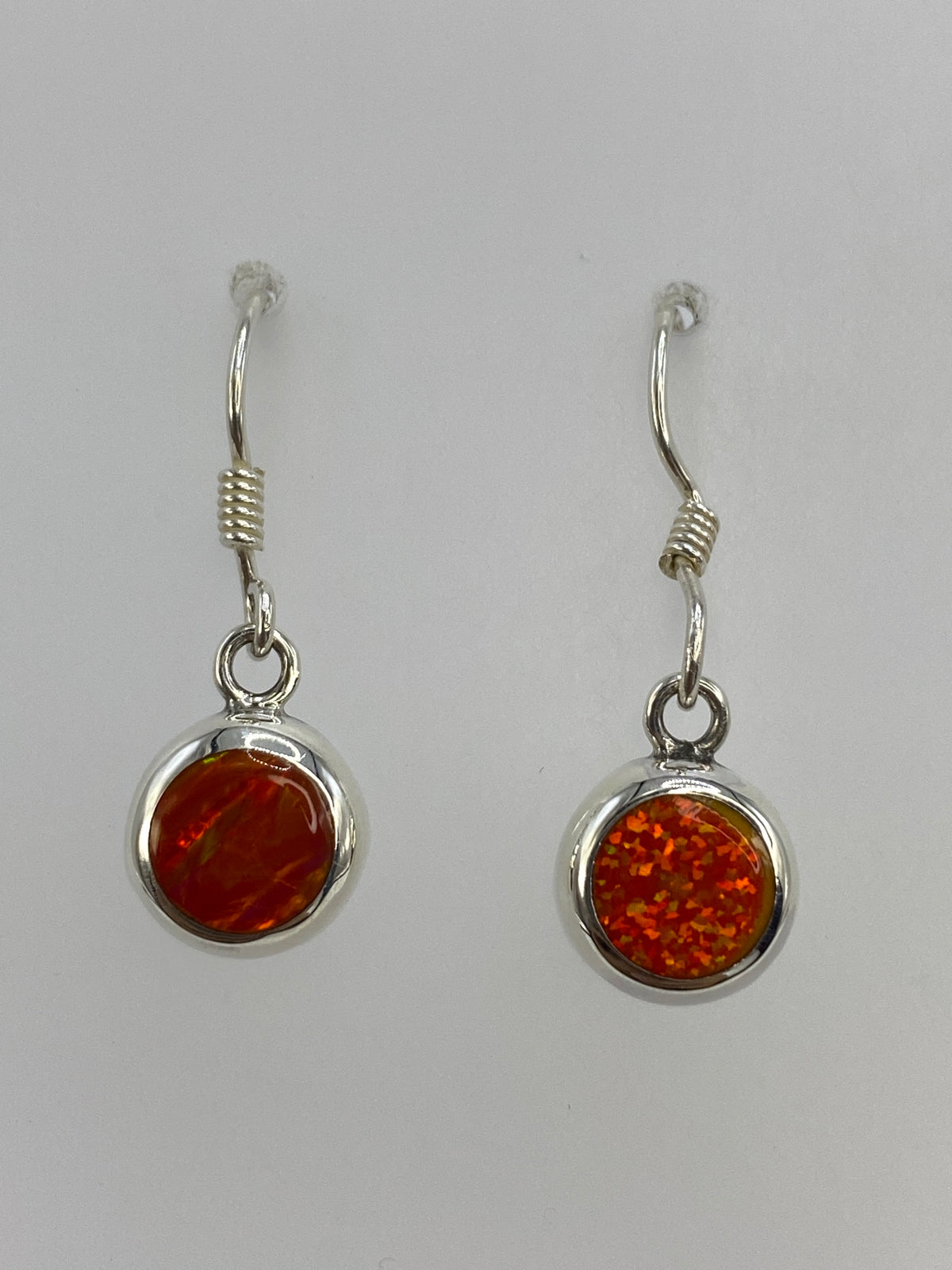 Aretes de ópalo de fuego naranja en plata 950, engastados a mano, de frente