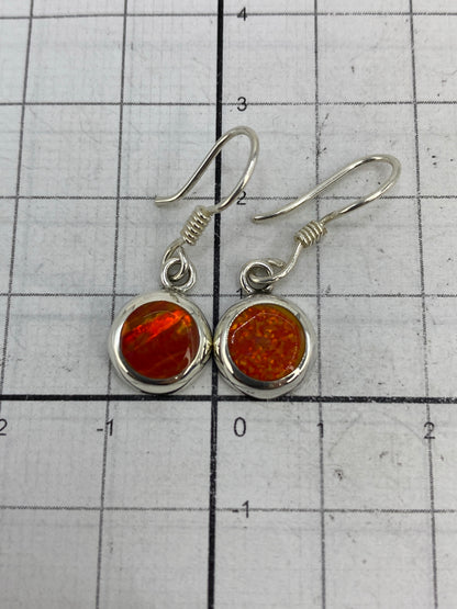 Aretes en la balanza digital mostrando peso total de 1.9 g, con certificado de lote