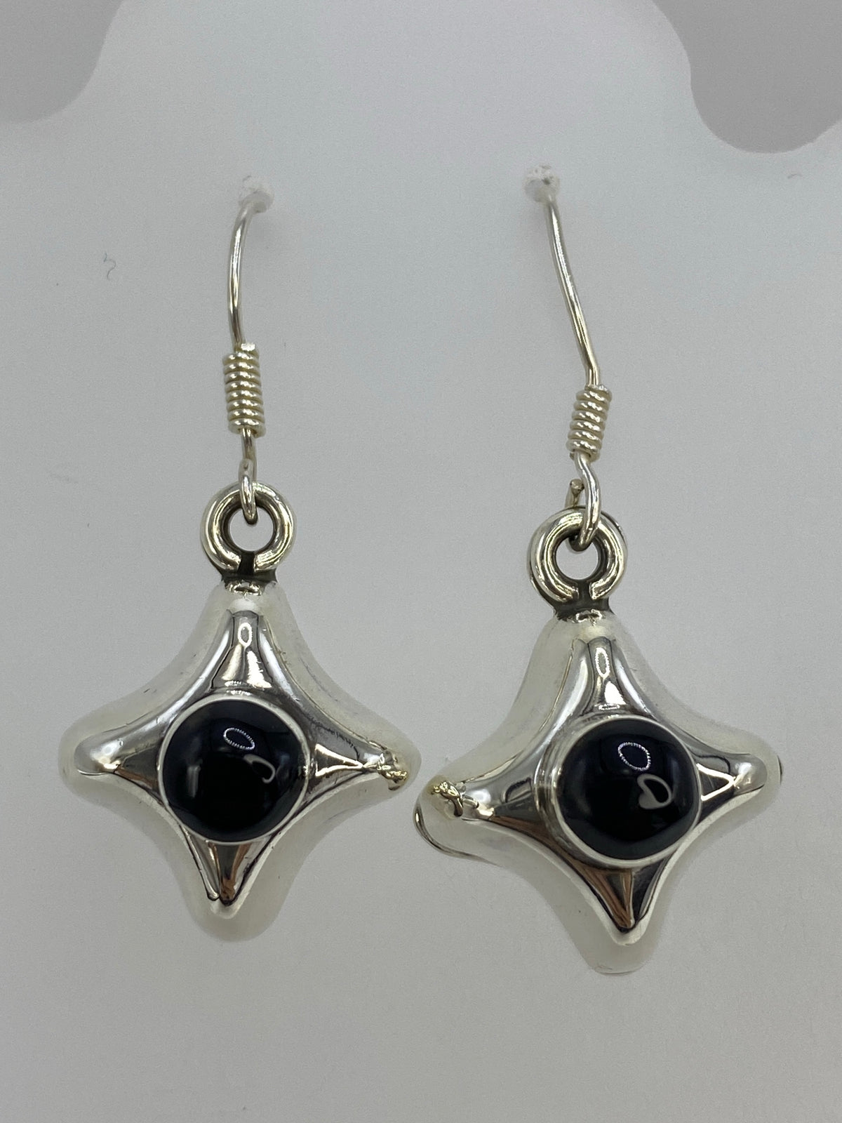 Par de aretes de plata con ónix negro en forma de estrella, colgando con ganchos de plata 925