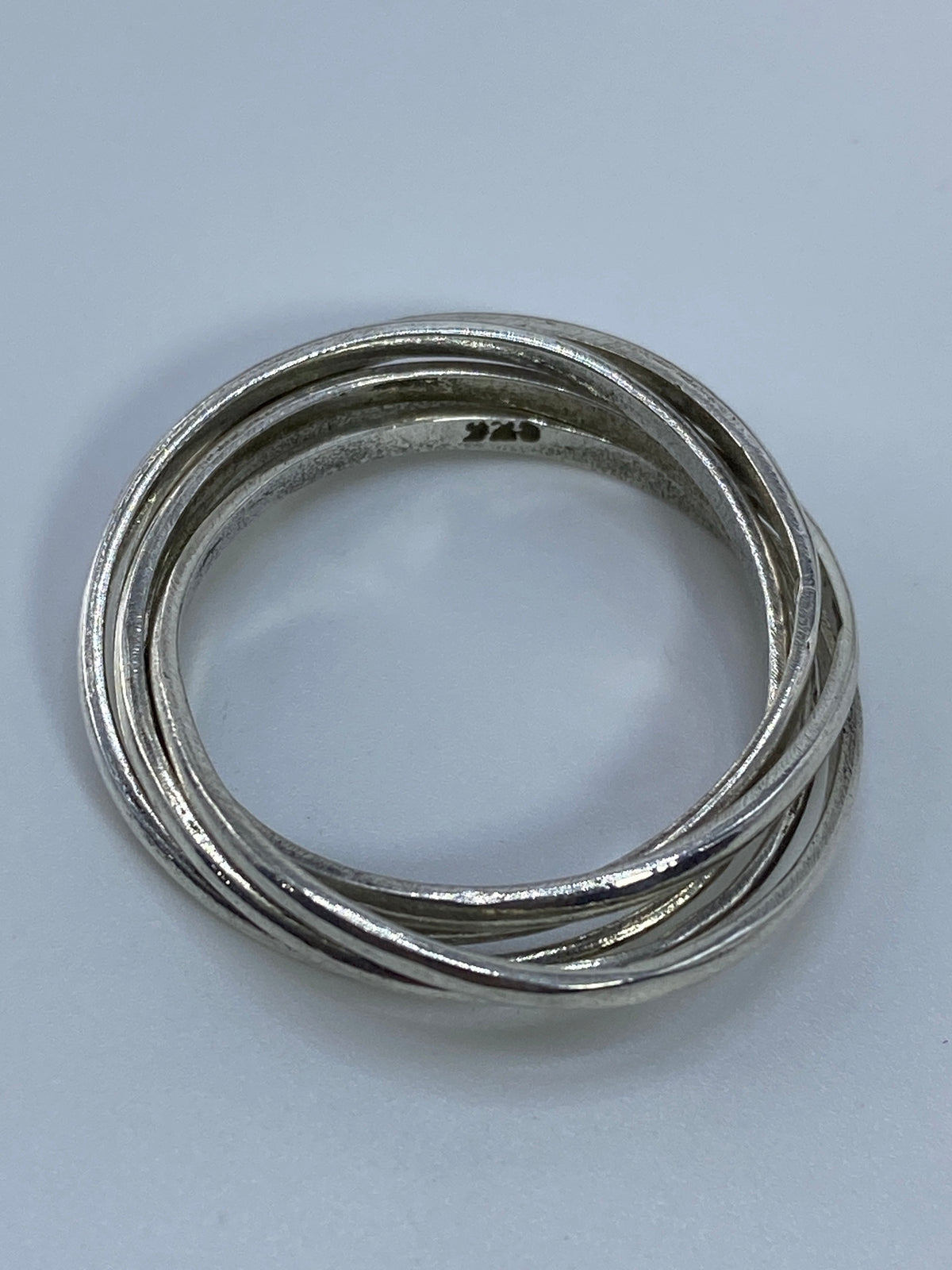 Anillo de plata 925 sobre fondo blanco mostrando el Quinto de Taxco