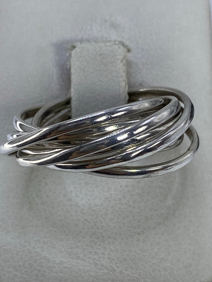 Anillo de plata entrelazado en talla 7 sobre fondo blanco
