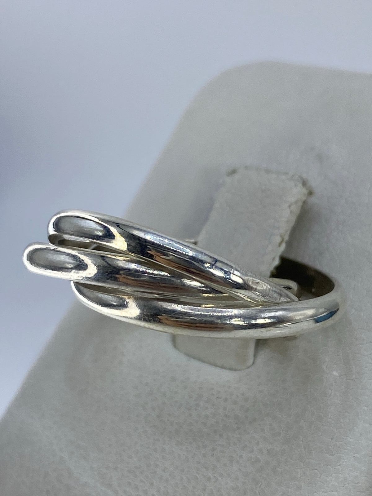 Anillo de 3 bandas sobre dedo mostrando el flujo de las líneas