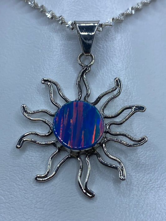 Dije solar de plata 950 con ópalo de fuego azul cielo, engastado a mano en Taxco