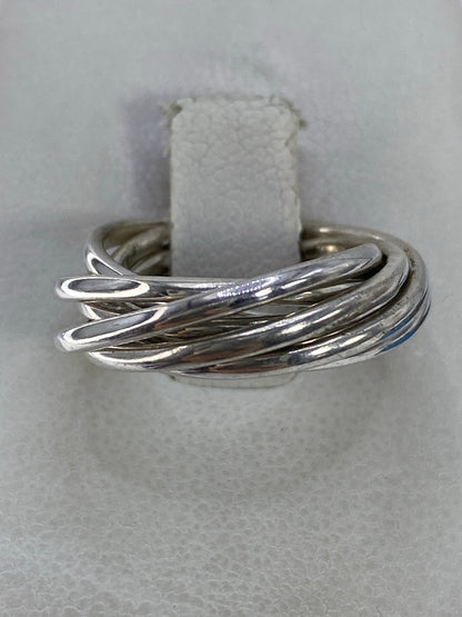 Anillo semanario de plata 925 con eslabones pulidos en la mano de una persona