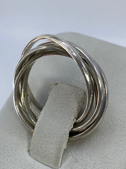 Anillo de 5 bandas en la mano, mostrando movimiento y brillo