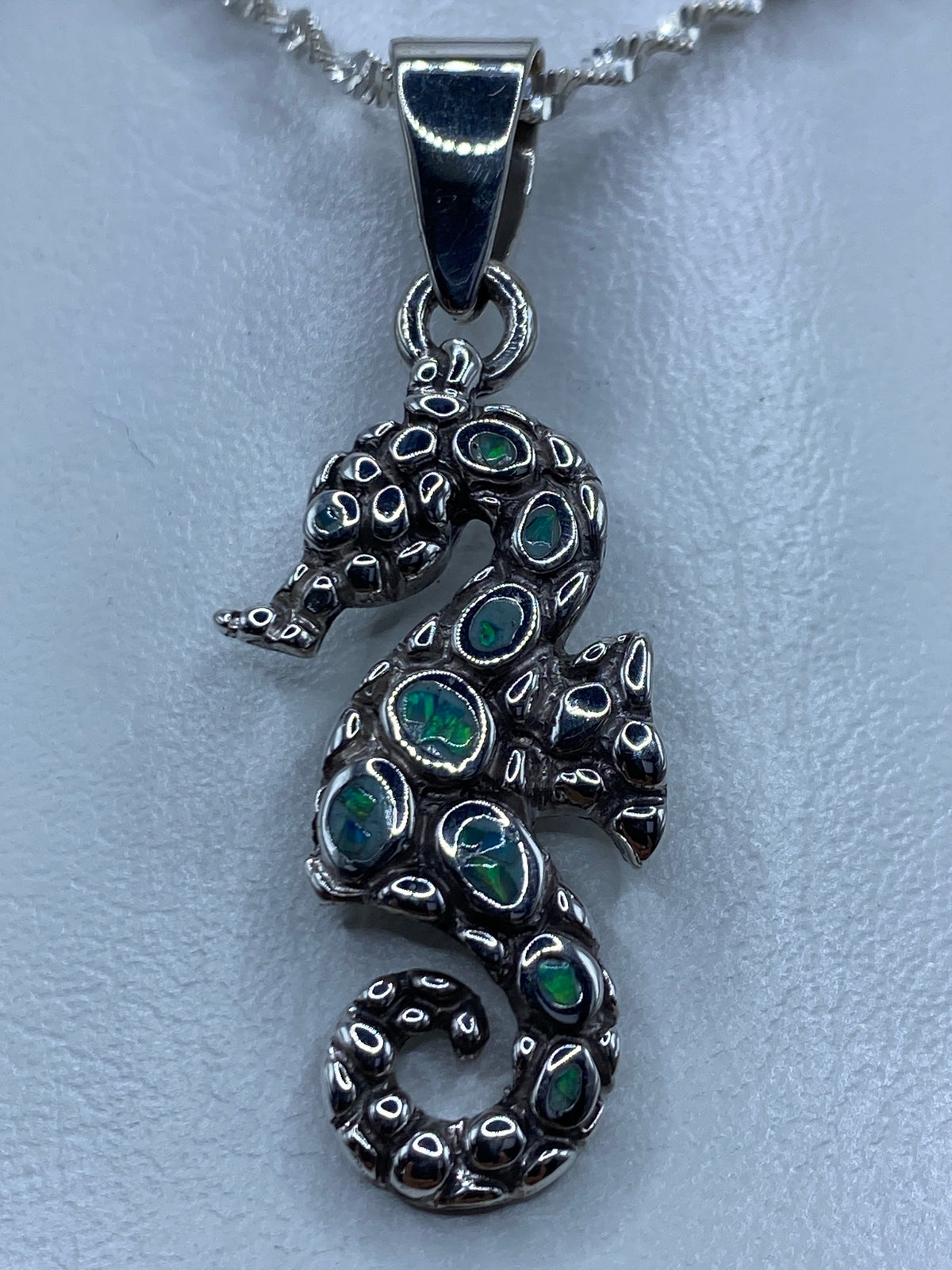 Dije caballito de mar en plata 950 con ópalo de fuego azul cielo sobre cadena de plata