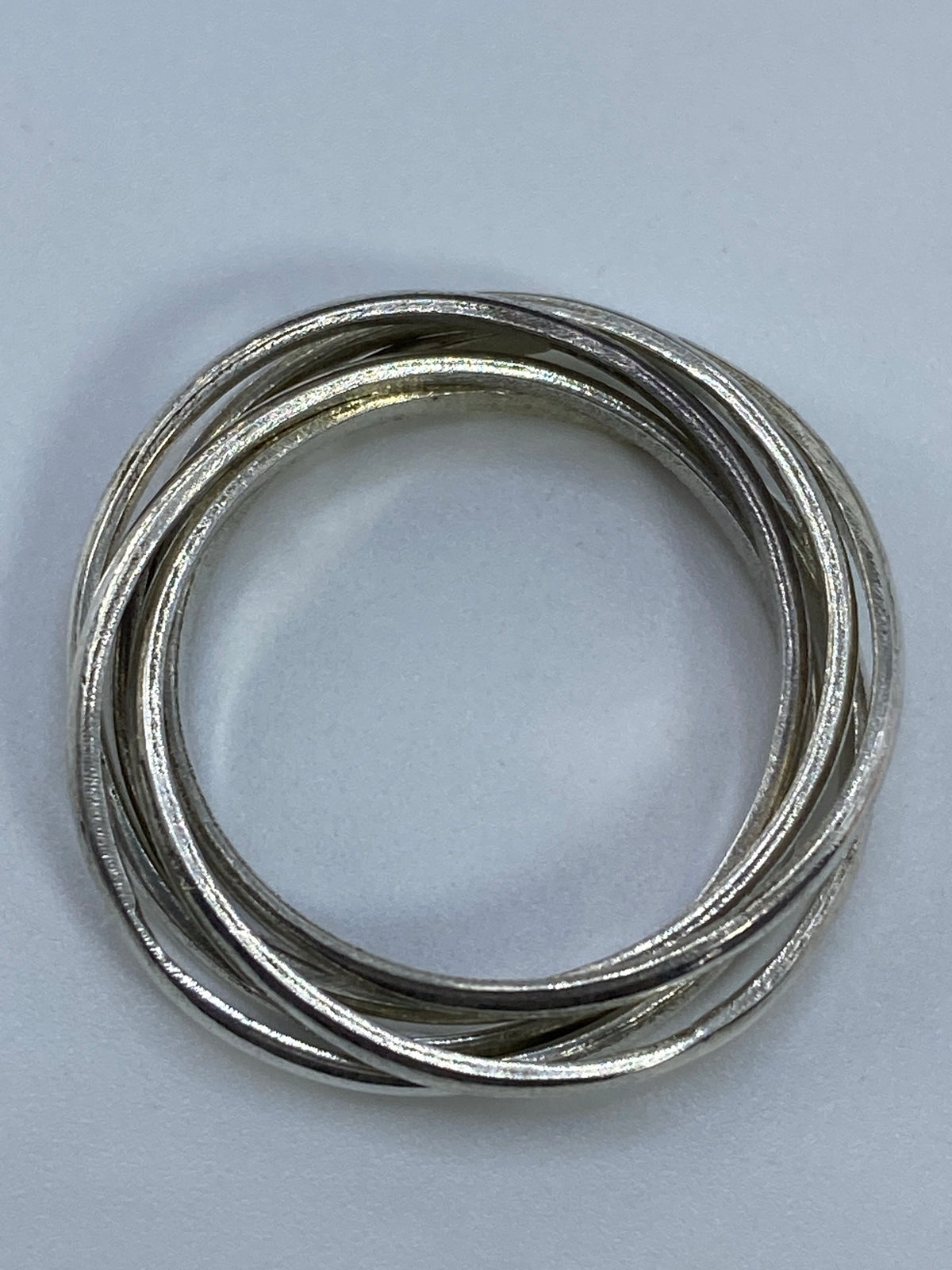 Anillo de 5 bandas sobre fondo blanco en vista superior