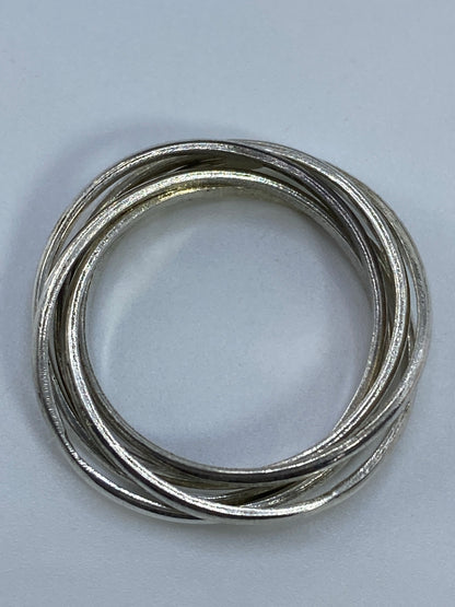 Anillo de 5 bandas sobre fondo blanco en vista superior
