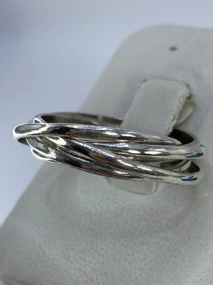 Detalle lateral del anillo de 5 bandas mostrando cómo se entrelazan en Taxco 925