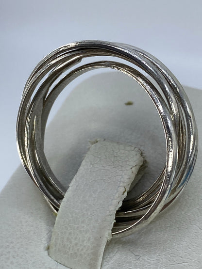Anillo de 5 bandas puesto en dedo índice, con brillo de plata pura