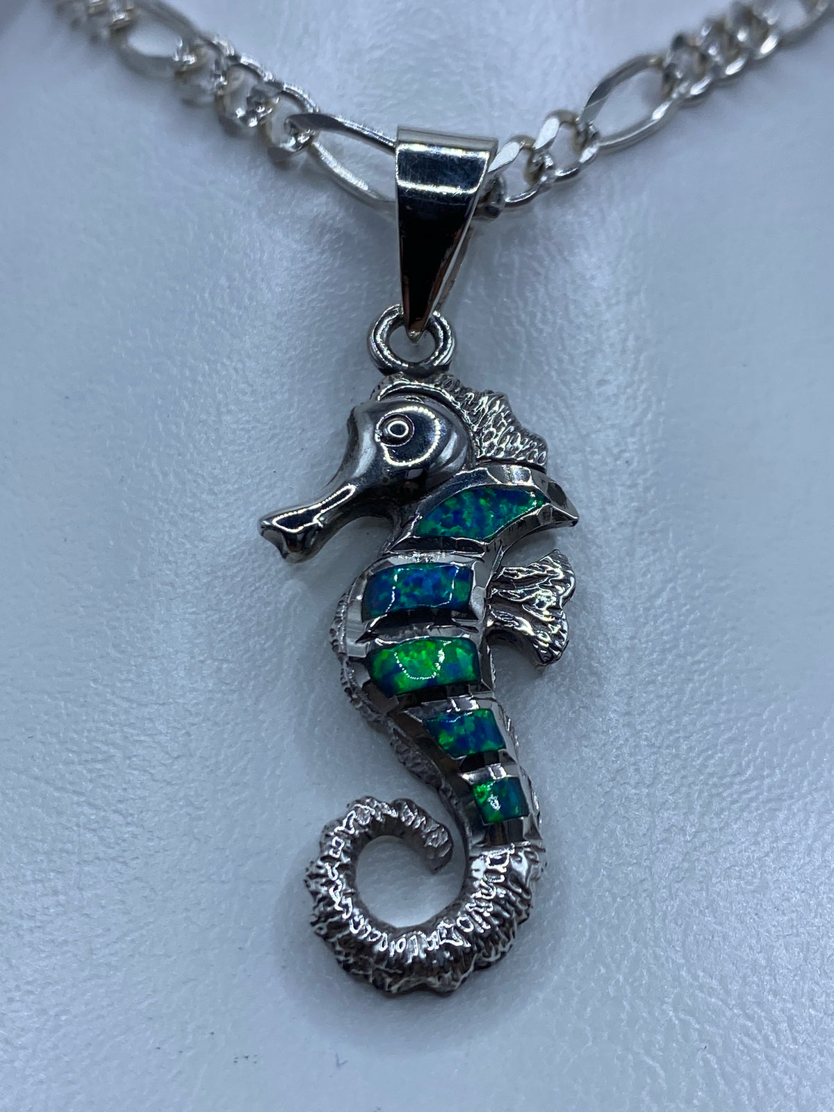 Dije caballito de mar en plata 950 con ópalo de fuego azul cielo, colgando de cadena