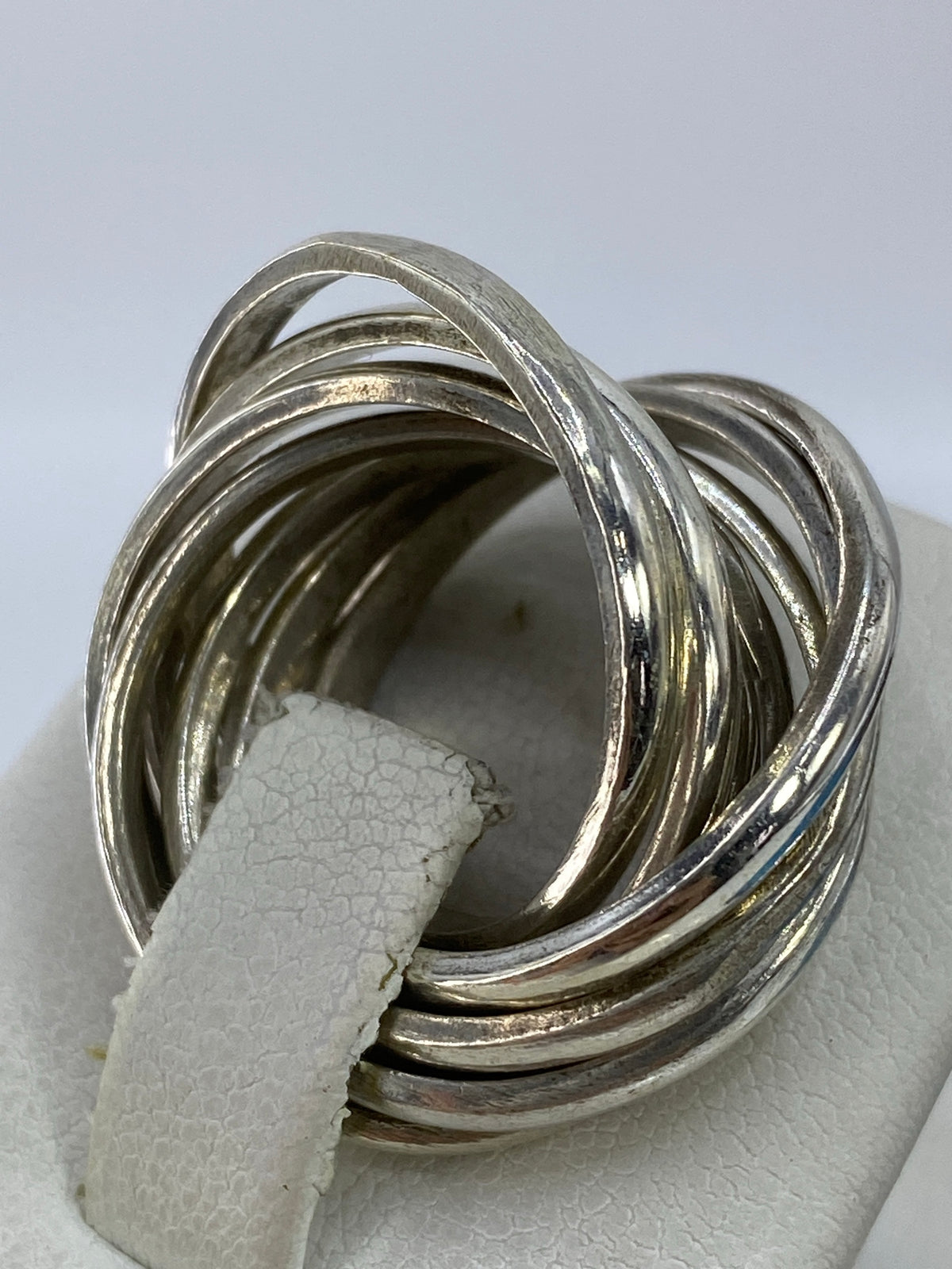 Detalle del entrelazado de las cinco bandas de plata