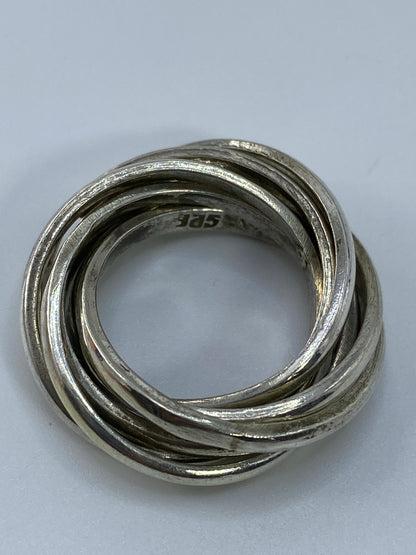 Anillo sobre fondo blanco mostrando el Quinto 925 en el interior