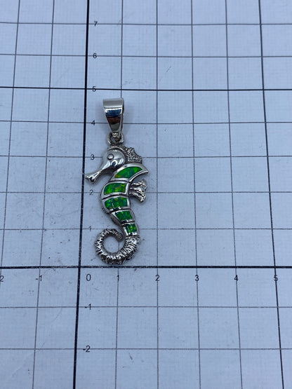 Reverso del dije caballito de mar mostrando el pulido y la solidez de la plata 950