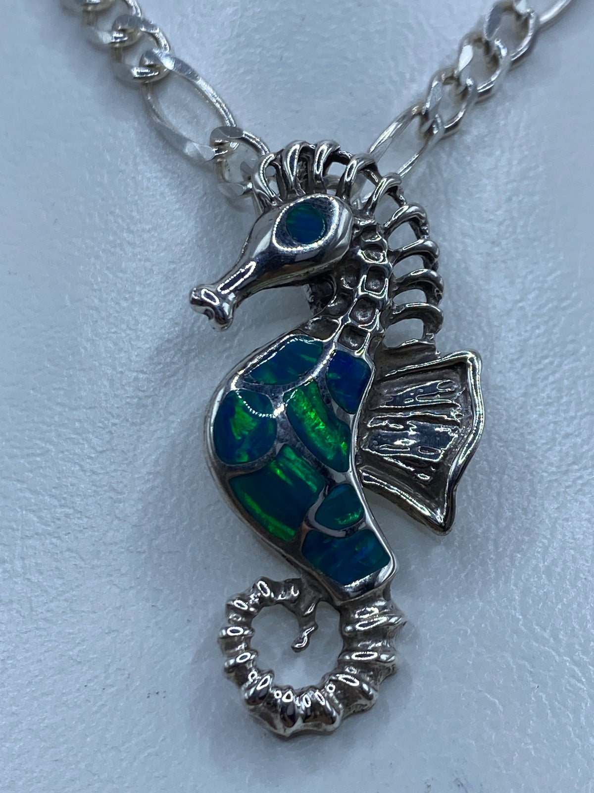 Dije caballito de mar en plata 950 con ópalo de fuego azul, vista frontal