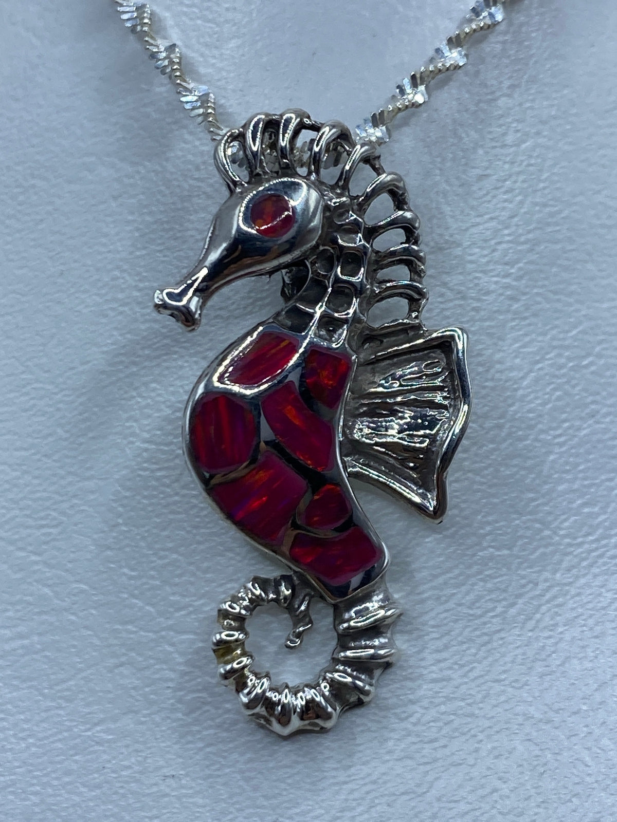 Dije de caballito de mar en plata 925 con ópalo de fuego rosa colgando de cadena de eslabones