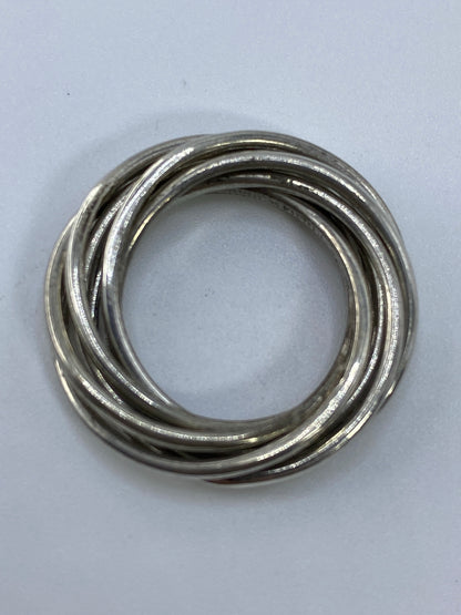 Anillo en dedo mostrando el ajuste perfecto de la medida