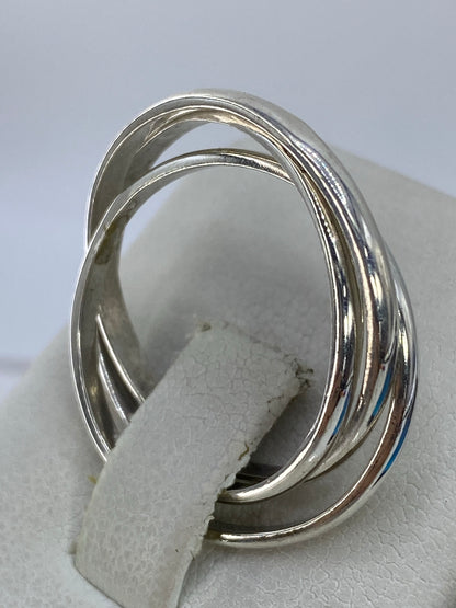 Anillo de plata de 3 bandas llevado en el dedo, mostrando cómo se ve puesto