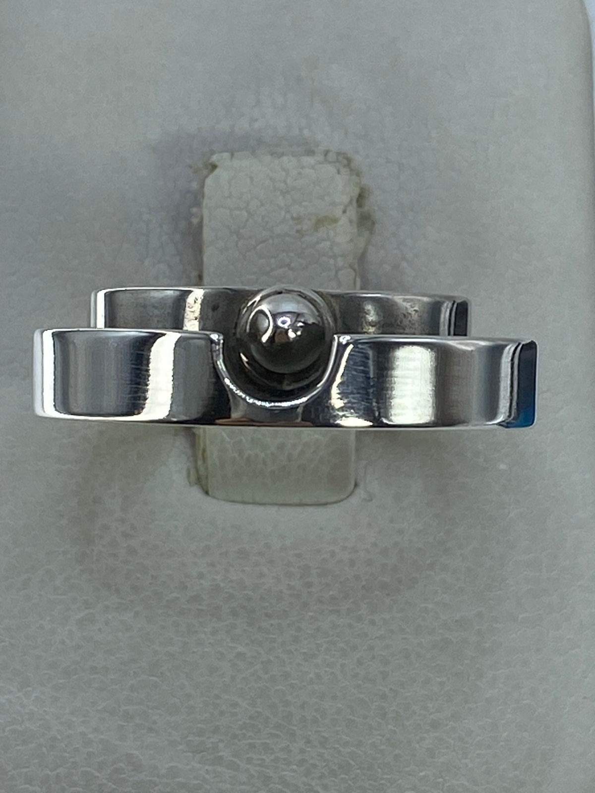 Anillo de plata 925 pulida con bandas simétricas, vista frontal sobre fondo blanco