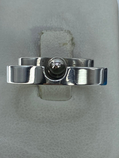 Anillo de plata 925 pulida con bandas simétricas, vista frontal sobre fondo blanco