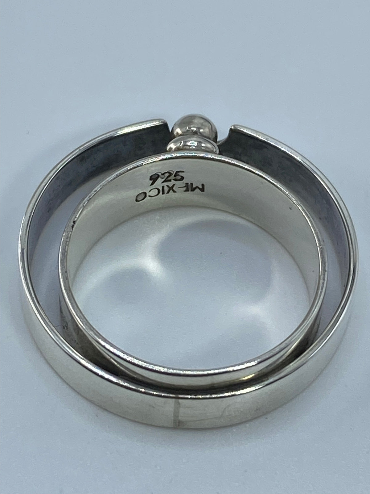 Anillo de plata simétrico pesando 5.76 gramos en báscula de joyero