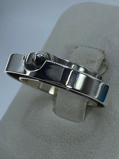 Vista lateral del anillo liso en plata 925 sobre mano