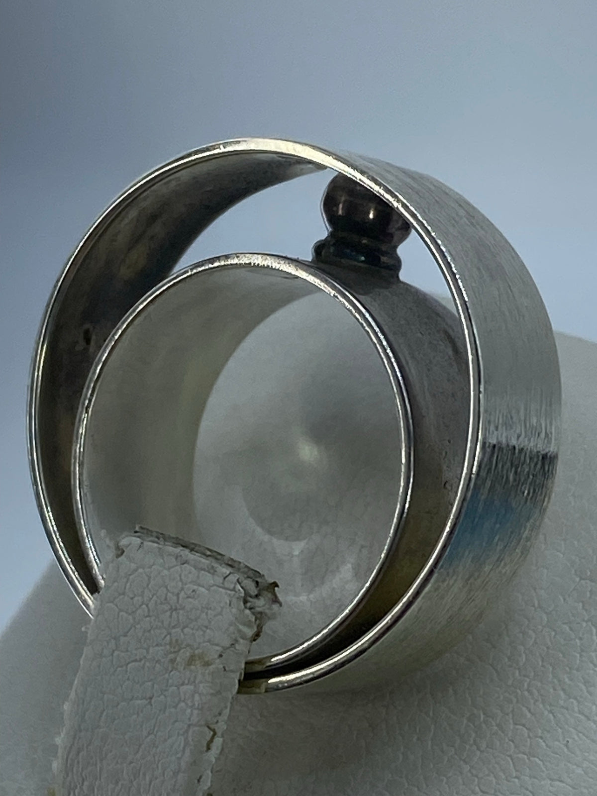 Detalle lateral del anillo banda lisa con Quinto 925 grabado