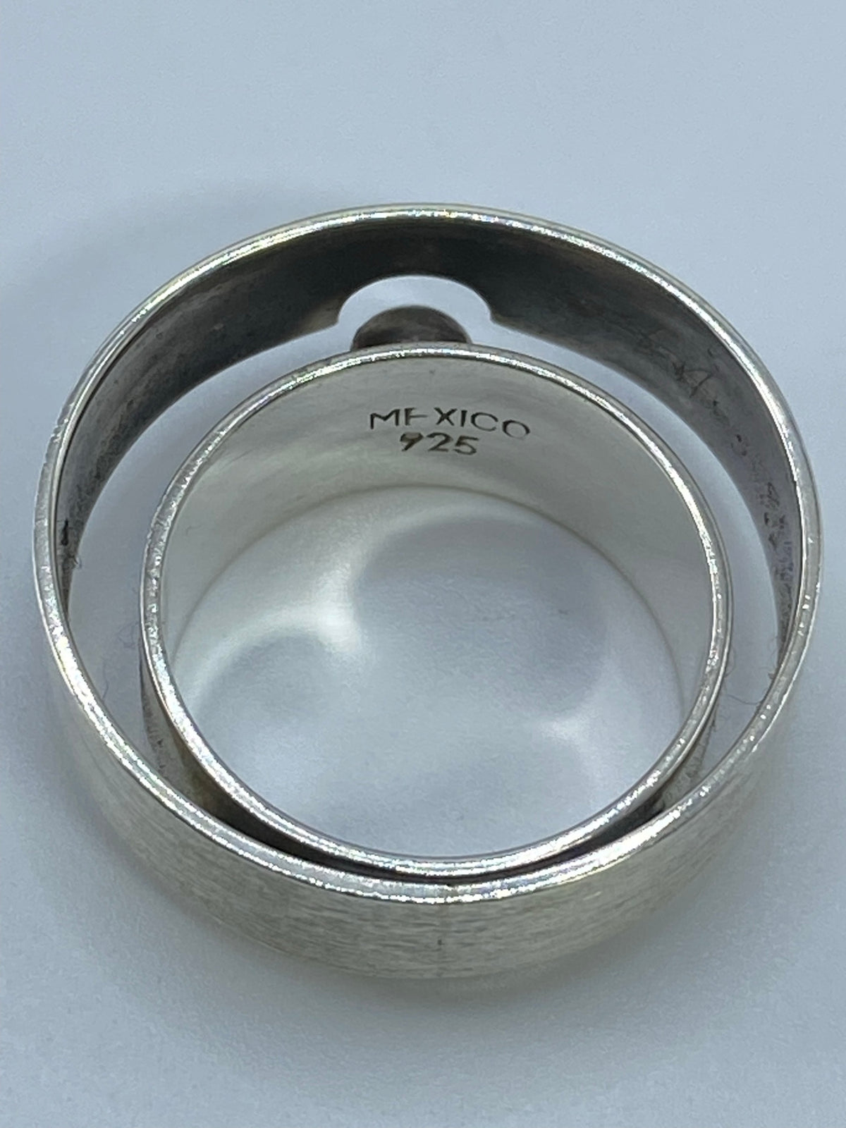 Anillo de plata unisex en uso diario, vista frontal