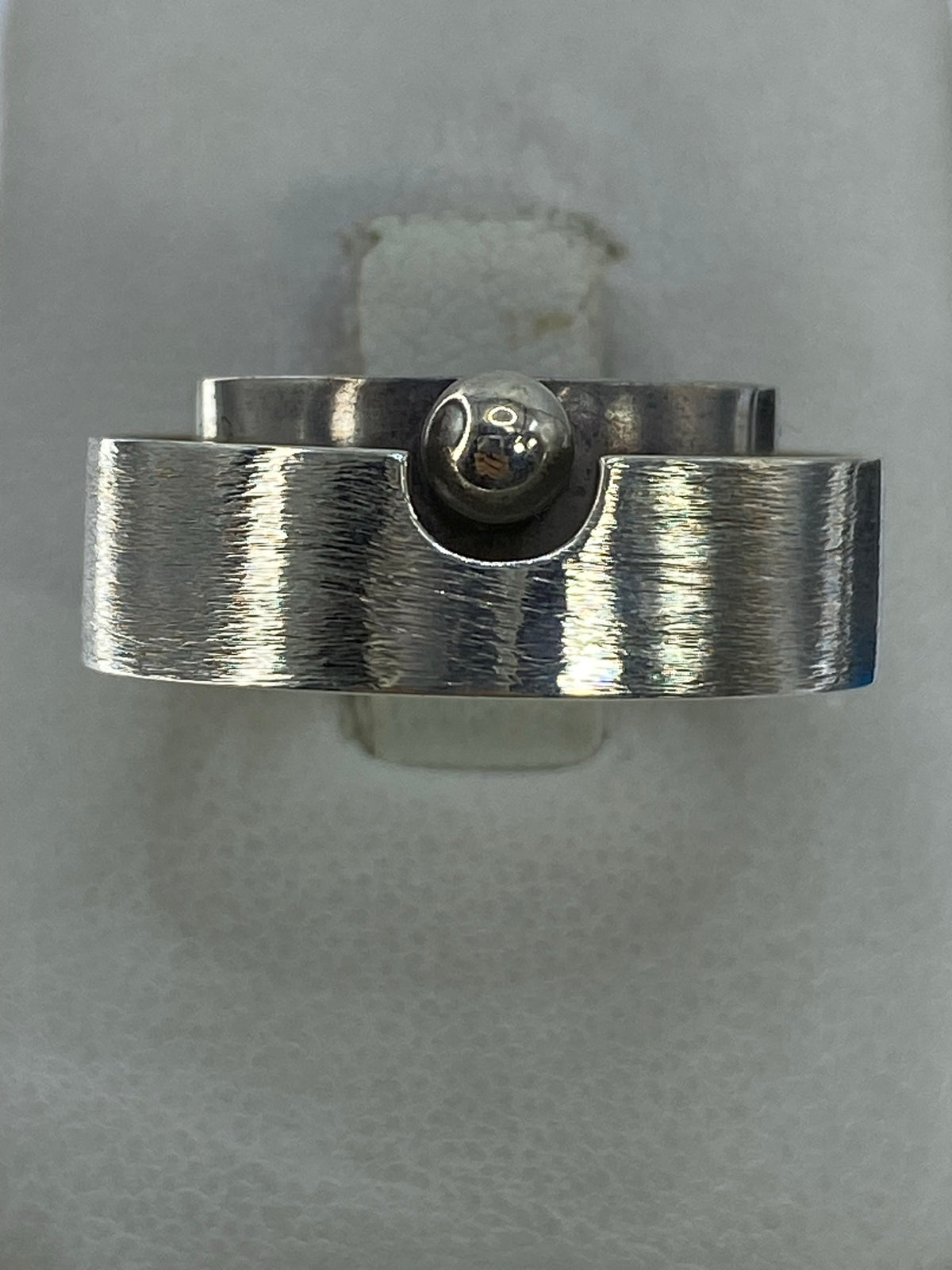 Anillo de plata 925 con banda texturizada y esfera pulida central, vista de frente