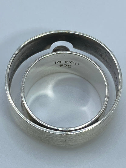Anillo sobre fondo blanco mostrando marca MEXICO 925 en el interior
