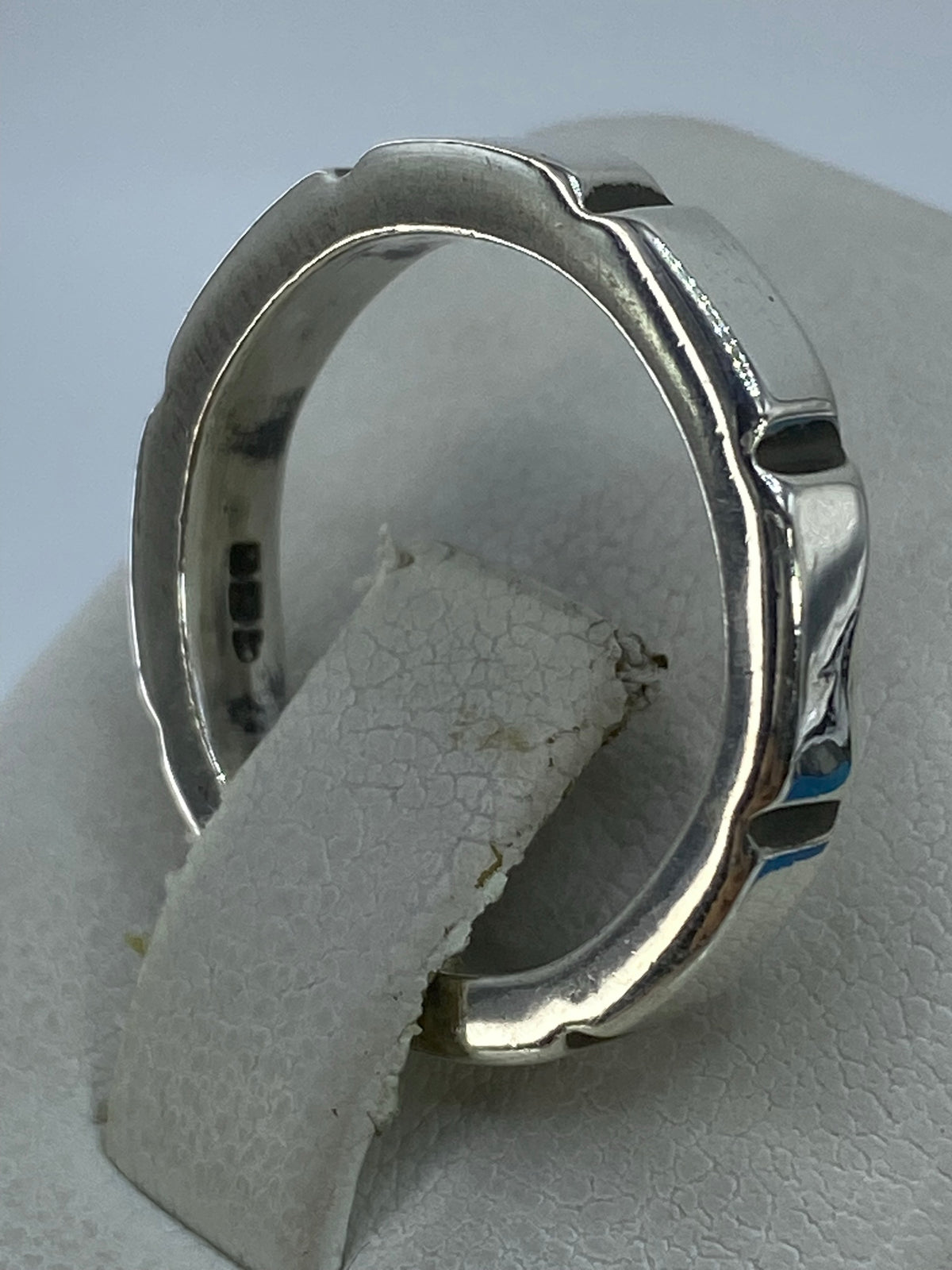 Anillo puesto en la mano mostrando cómo lucen las líneas en uso diario