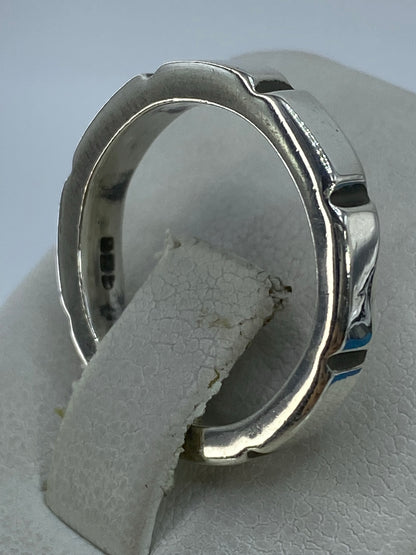 Anillo puesto en la mano mostrando cómo lucen las líneas en uso diario