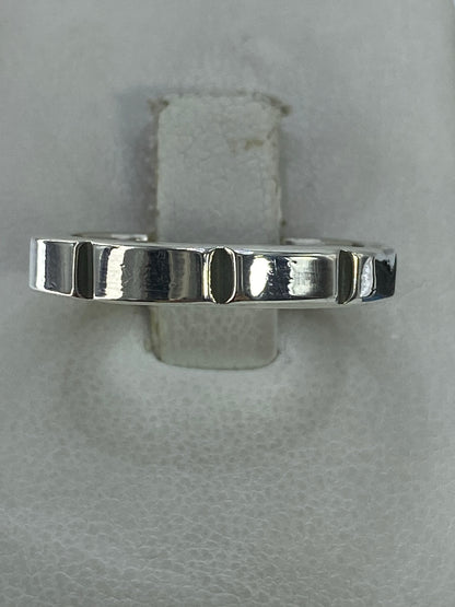 Anillo de plata 925 minimalista con franjas pulidas alternadas en la mano