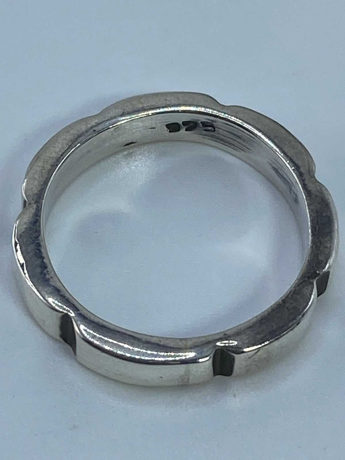Anillo sobre fondo blanco en diferentes ángulos