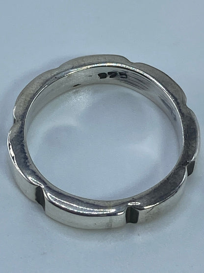 Anillo sobre fondo blanco mostrando el diseño simple y elegante
