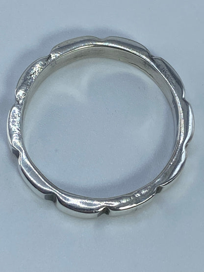 Anillo sobre fondo blanco mostrando la forma completa