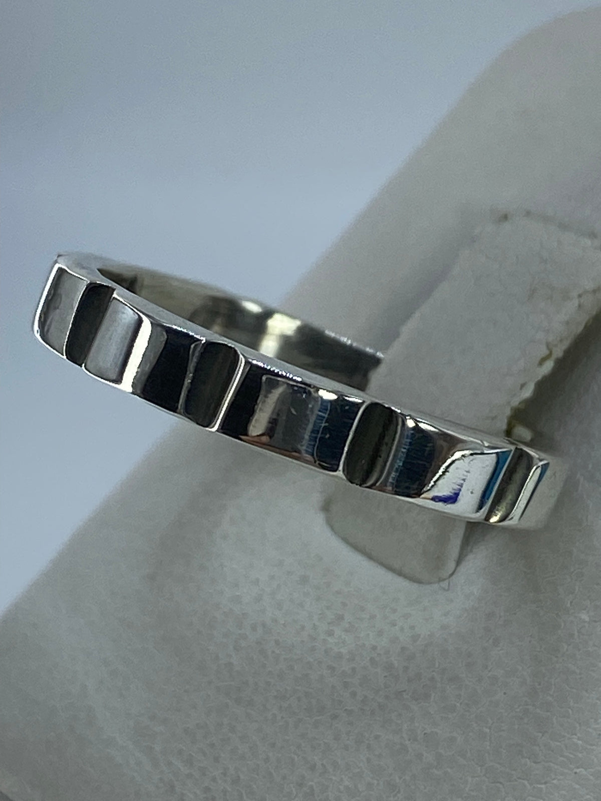 Vista lateral del anillo modular mostrando la alternancia de rectángulos pulidos