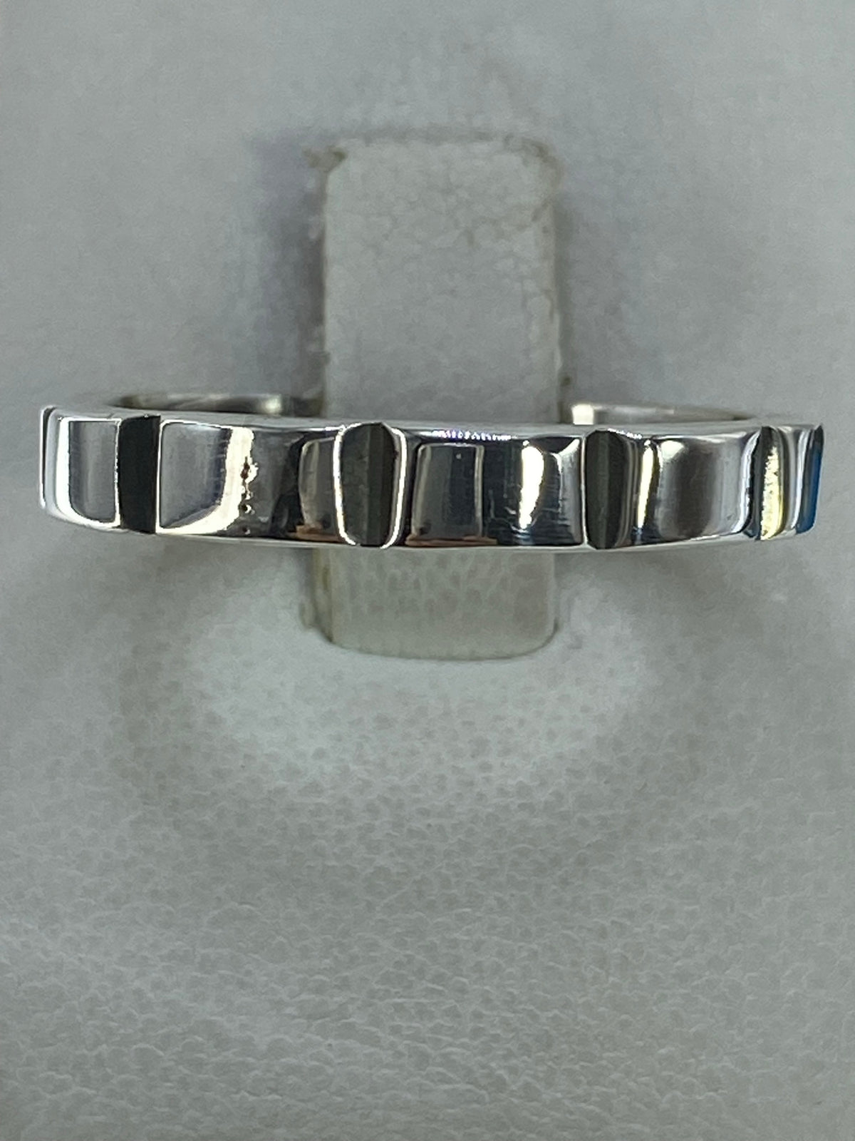 Anillo de plata 925 con eslabones pulidos en vista frontal sobre fondo blanco