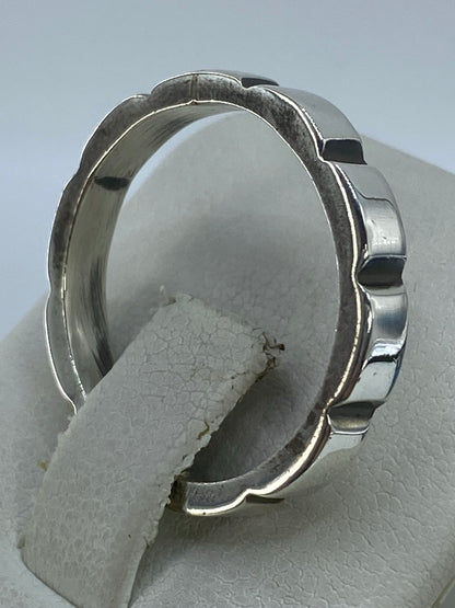 Anillo puesto en dedo índice mostrando el tamaño y proporción real
