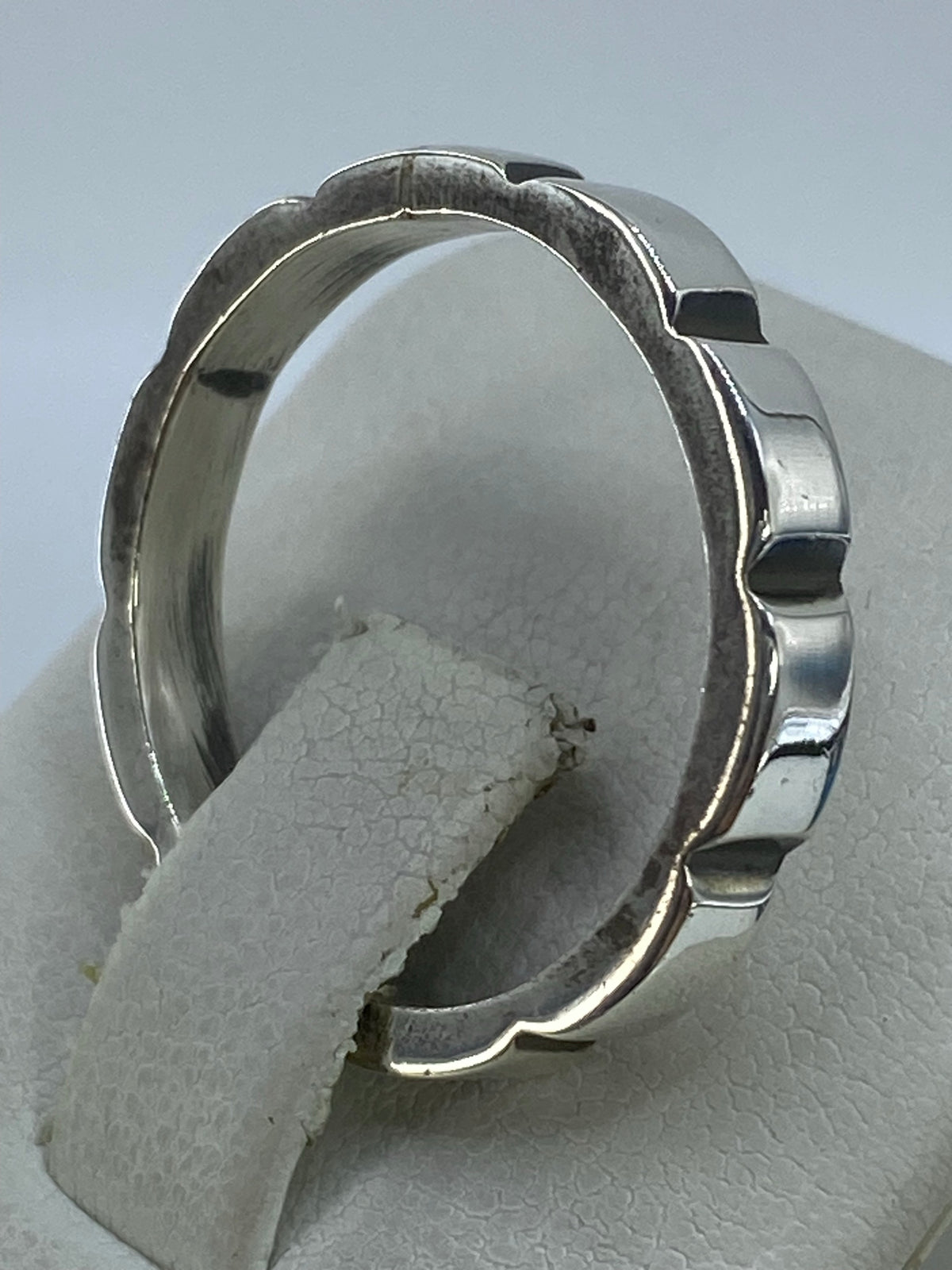 Anillo en la mano mostrando los eslabones alternados en dos tonos