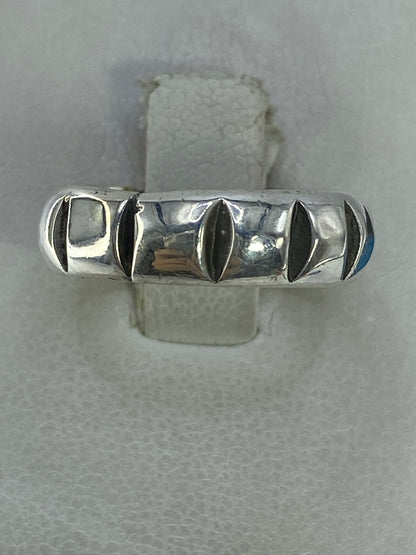 Anillo de plata 925 banda lisa pulida, vista superior sobre fondo blanco