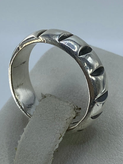 Vista lateral del anillo de banda lisa unisex en plata 925