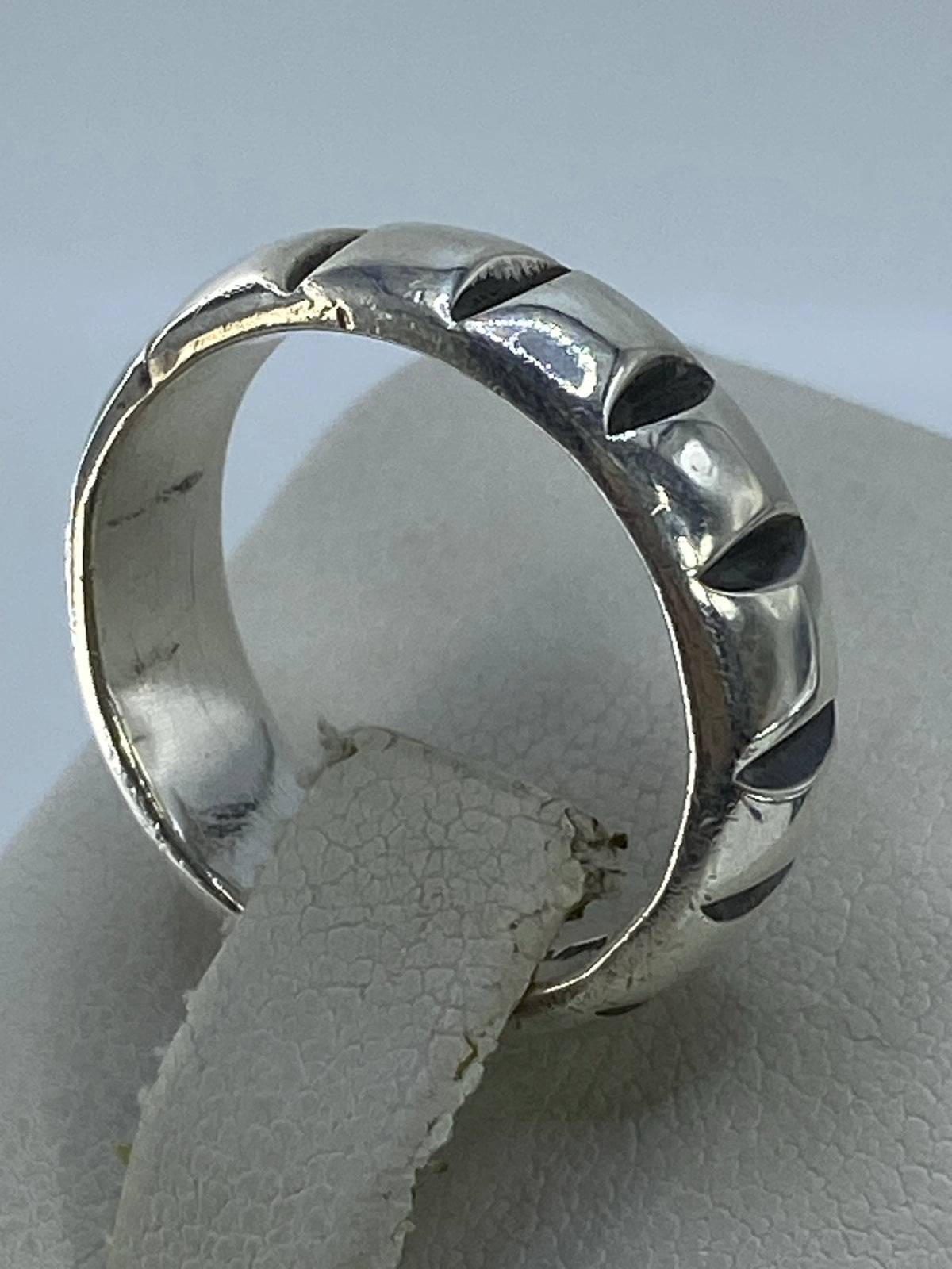 Detalle lateral del anillo geométrico de plata 925 MEXICO