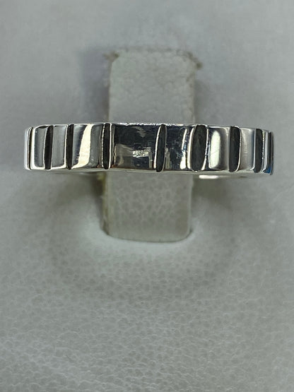 Anillo de plata 925 con eslabones alternados pulidos y satinados en la mano