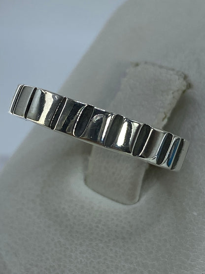 Vista frontal del anillo unisex de eslabones de plata en talla 6