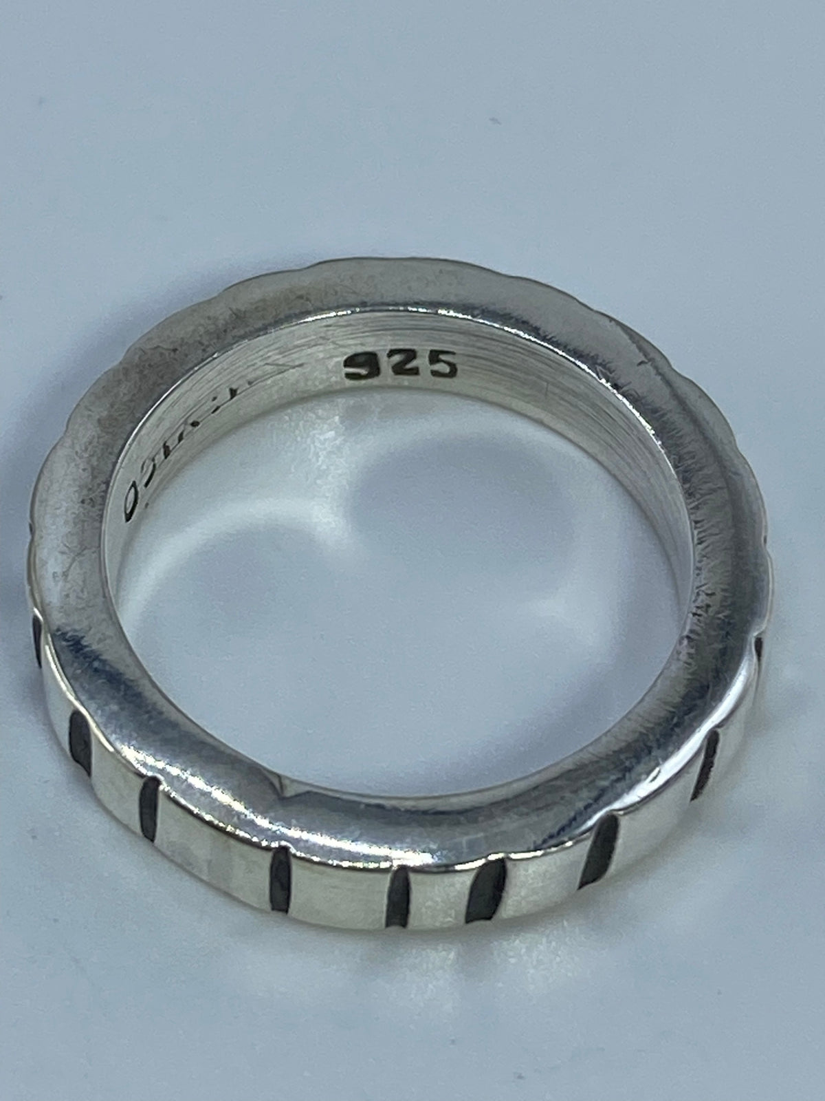 Anillo puesto en dedo mostrando el contraste de brillo y acabado matte