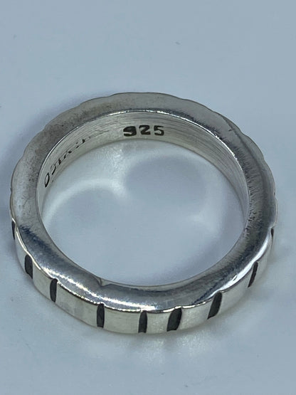 Anillo puesto en dedo mostrando el contraste de brillo y acabado matte