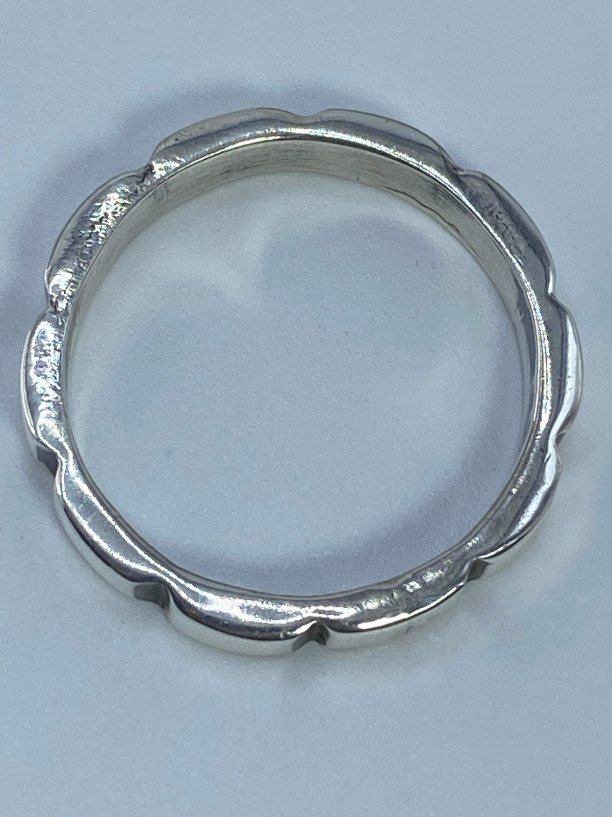 Anillo puesto en dedo mostrando su proporción y diseño minimalista