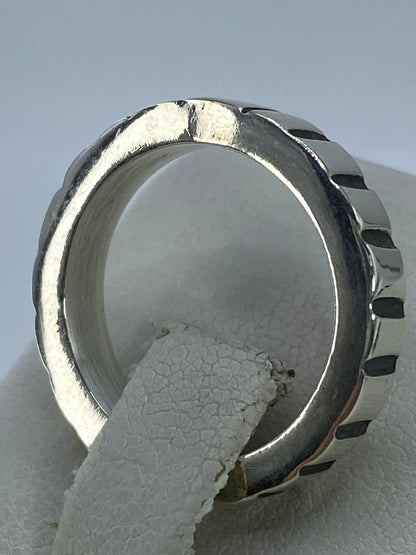 Vista frontal del anillo mostrando el acabado uniforme